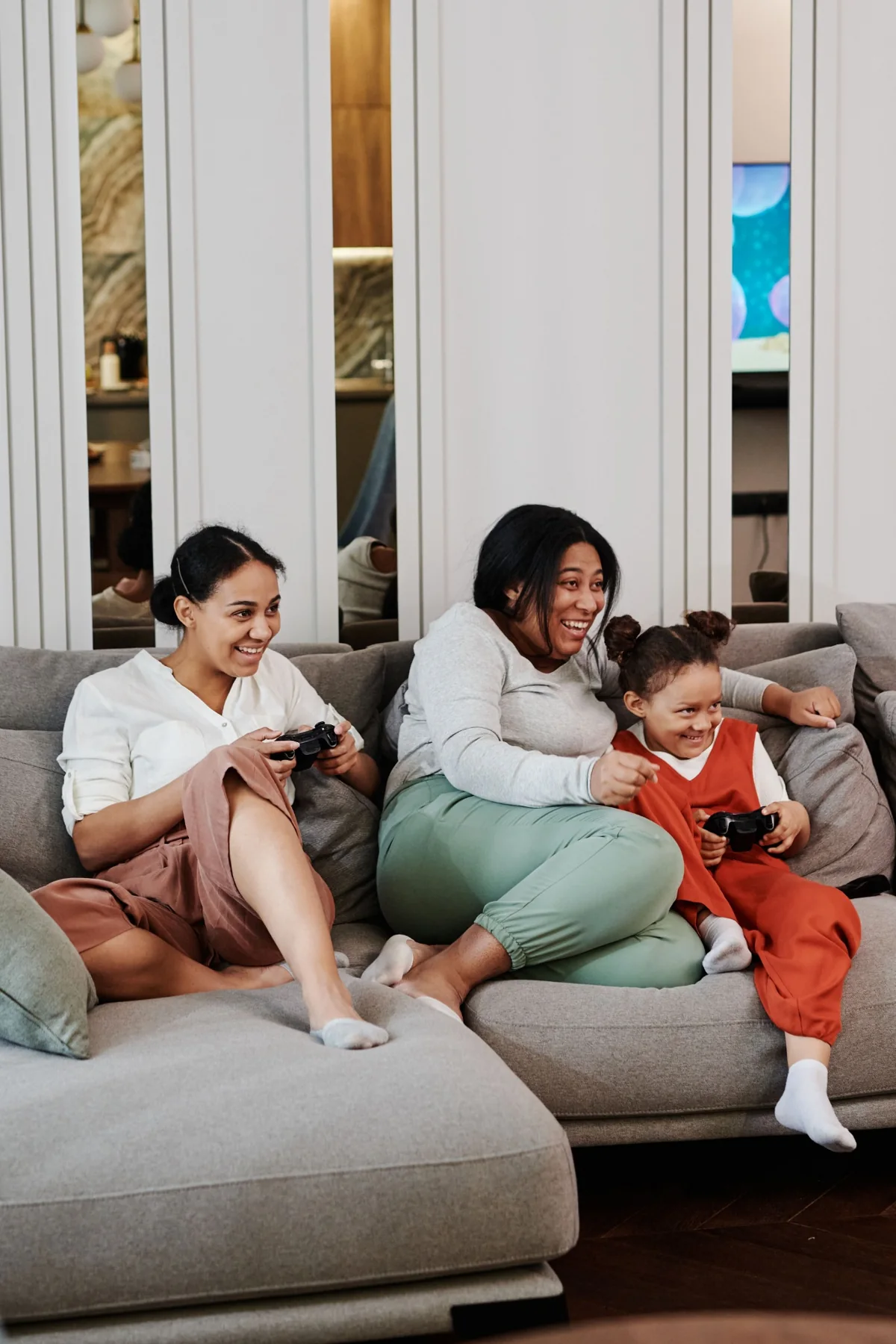 Une famille partage un moment dans son salon