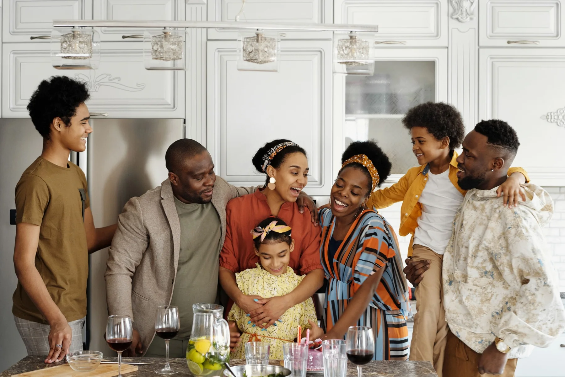 Une famille réunie autour d’un repas à la maison