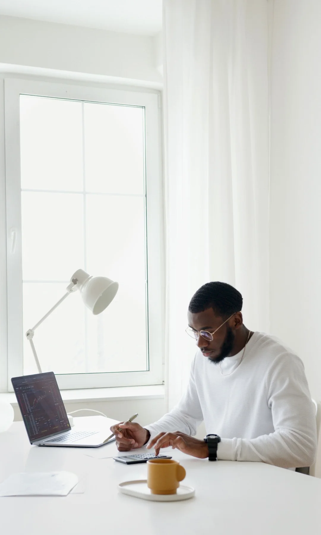 Une personne travaille sur un ordinateur dans son espace de travail